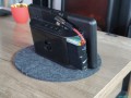 Eingewickelt und angeklebt, mit USB-C Winkeladapter, damit kein Kabel blöd absteht :)
